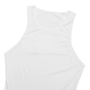 Détail du tissu blanc lisse et des coutures de qualité sur une robe sans manches ajustée