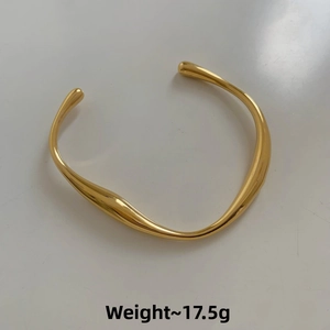 Vue détaillée du bracelet jonc doré minimaliste aux lignes irrégulières, poids environ 17,5g