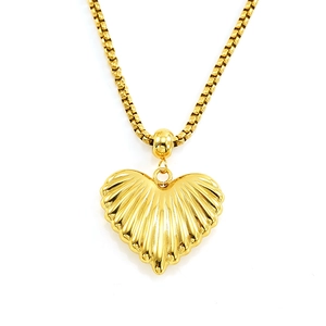 Élégant collier pendentif cœur en titane doré avec chaîne à maillons carrés pour femme
