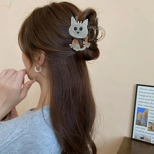 Gros plan sur une pince à cheveux mignonne en acrylique motif chat sur modèle