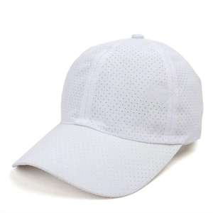 Dettaglio del cappellino da baseball bianco in mesh traspirante con fori di ventilazione