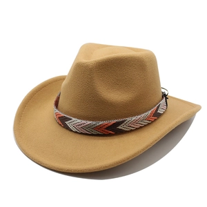 Détail du ruban tissé bohème sur chapeau cowboy en feutre camel avec motifs variés