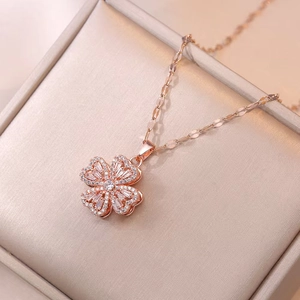 Roségoldene Kette mit drehbarem Kleeblatt-Anhänger und weißen Zirkonia-Steinen