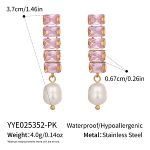 Dettaglio di orecchini placcati oro 18K con zirconi rosa e una perla bianca pendente