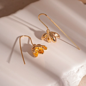 Élégantes boucles d'oreilles pétales de lys dorés avec longs crochets en U pour femmes