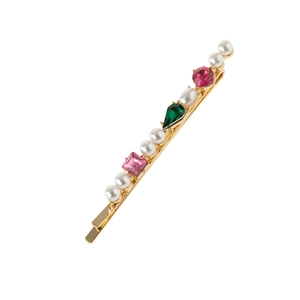 Barrette à cheveux élégante en métal doré avec strass colorés et perles blanches sur fond blanc