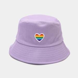Detalle del bordado de corazón arcoíris en el gorro de algodón color lavanda