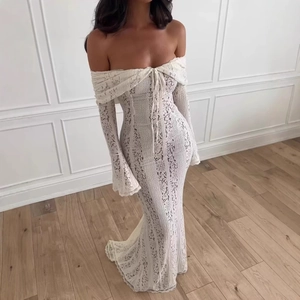 Robe longue blanche en dentelle à épaules dénudées avec coupe sirène et manches évasées chic