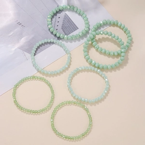 Set mit sechs facettierten grünen Kristallperlenarmbändern in verschiedenen Grüntönen