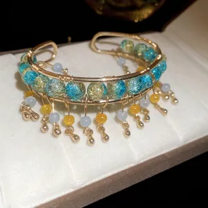 Bracelet jonc de luxe avec perles craquelées et pendentifs dorés en cascade