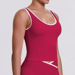 Détail du débardeur de yoga rouge montrant le col en U avec bordure blanche contrastée