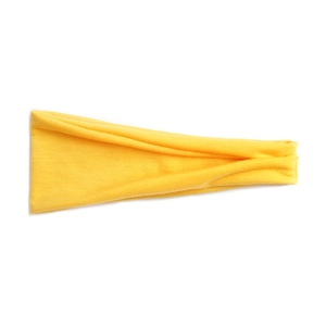 Gros plan d'un bandeau de sport en coton jaune plié sur un fond blanc neutre
