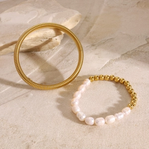 Set bracciale rigido a serpente in acciaio dorato 18k e perline con perle d'acqua dolce
