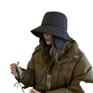 Schwarze gesteppte Uschanka-Mütze mit Ohrenklappen und Bändern für Damen im Winter