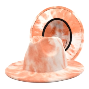 Deux chapeaux fedora en laine tie-dye orange et blanc vus de face et intérieur