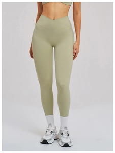 Détail du legging de yoga à taille haute avec ceinture croisée en V de couleur vert sauge