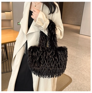 Vue détaillée du grand sac cabas en fausse fourrure noire avec texture plume pour l'hiver