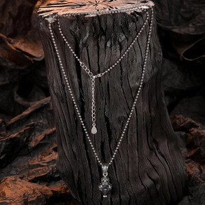 Collana in argento con pendente a cuore coronato e zirconi colorati su supporto nero