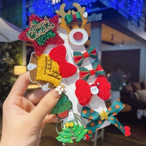 Detail van kersthaarspeldjes set met glitter rendieren en kerstman motieven voor meisjes
