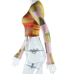 Vista laterale del crop top con stampa astratta tie-dye, vestibilità aderente