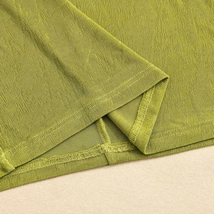 Gros plan détaillé de l'ourlet en maille côtelée avec double couture sur la robe