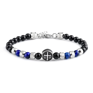 Detailansicht des Perlenarmbandes mit blauem Tigerauge und silbernem Kreuz-Anhänger