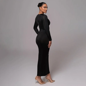 Detailansicht des Rückenausschnitts und Beinschlitzes am schwarzen Maxikleid