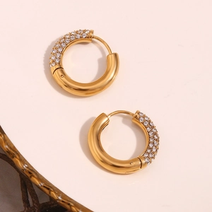 Dettaglio di orecchini a cerchio placcati oro 18K con pavé di zirconi bianchi