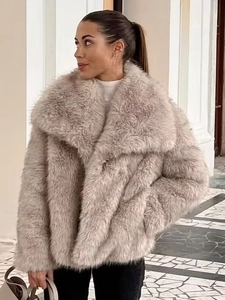Dettaglio della pelliccia sintetica beige su cappotto corto con ampi revers