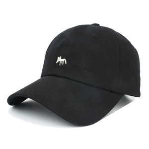 Détail d'une casquette de baseball noire en coton avec broderie renard blanc devant