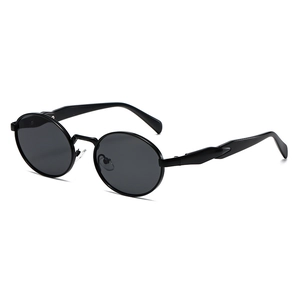 Retro-Sonnenbrille mit ovalem Metallrahmen und dunkelgrauen Gläsern in der 3/4-Seitenansicht