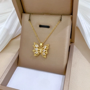 Gros plan détaillé du collier pendentif papillon doré orné de cristaux de zircone cubique