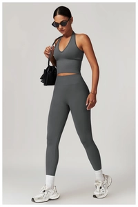 Vue complète de l'ensemble de yoga gris anthracite à taille haute et tissu côtelé