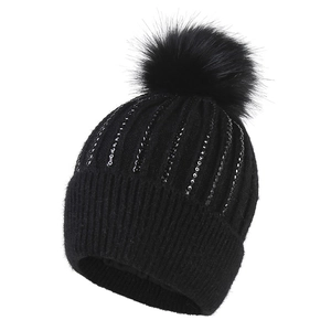 Bonnet en tricot d'hiver pour femmes avec paillettes noires et pompon doux