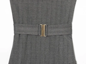 Détail de la robe en sergé à chevrons pour femme avec boucle de ceinture dorée rectangulaire