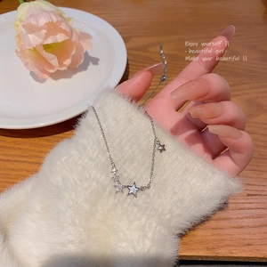 Dettaglio della collana con ciondoli a stella in argento con madreperla e piccoli cristalli