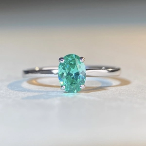 Elegant S925 sterling silver ring featuring a 1-carat oval cut green gemstone solitaire