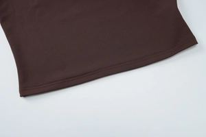 Detailaufnahme des dunkelbraunen Stricksaums mit präziser Doppelnadel-Stichverarbeitung