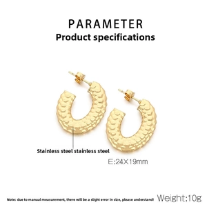 Detail of C-shaped stainless steel earrings with hammer texture finish, size 24x19mm