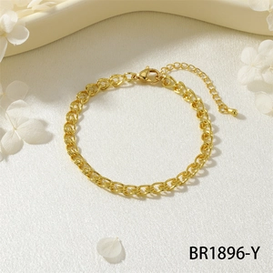 Dettaglio di bracciale a catena dorata con chiusura a moschettone e ciondolo a goccia
