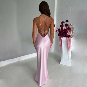 Robe longue en satin rose avec bretelles croisées au dos et silhouette élégante