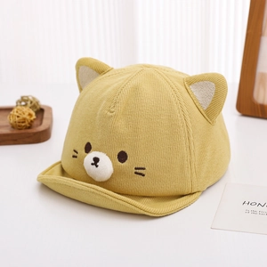 Détail de la casquette bébé en velours côtelé jaune avec oreilles 3D et motif ours
