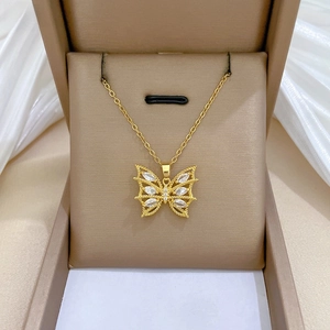 Détail du collier pendentif papillon doré avec cristaux de zircon dans son coffret