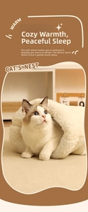 Detalle de una cama para gatos color crema cálido con textura de felpa suave para mascotas