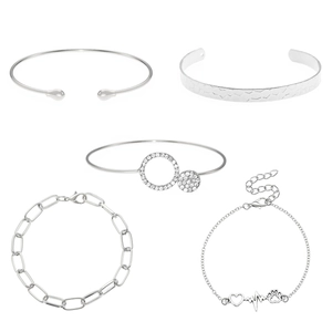 Detail van 5-delige zilveren armbandset met hartbedeltjes, honingraattextuur en stras