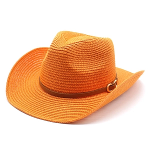 Detailansicht eines gewebten orangefarbenen Cowboyhuts mit braunem Lederband