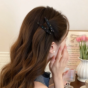 Barrettes à cheveux élégantes en acrylique avec strass colorés sur modèle