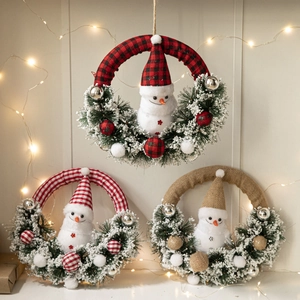 Trois couronnes de bonhomme de neige créatives avec tissus à carreaux pour déco de Noël