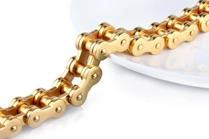 Nahaufnahme des goldenen 18K vergoldeten Edelstahl-Fahrradketten-Armbands mit Glanz