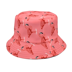 Détails d'un chapeau bob rose à motif flamants roses avec coutures de bord renforcées